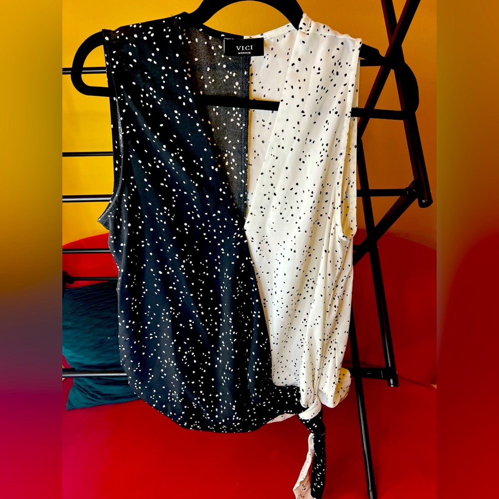 Vici NEVER WORN Black & White spotted top